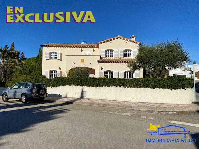 House -
                        Llançà -
                        4 bedrooms -
                        0 persons